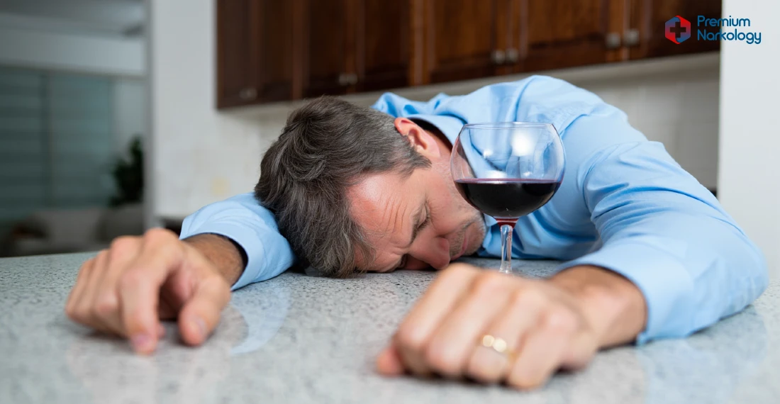 Мужчина с бутылкой алкоголя